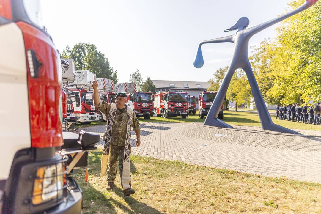Priešgaisrinėms gelbėjimo tarnyboms perduoti 47 automobiliai
