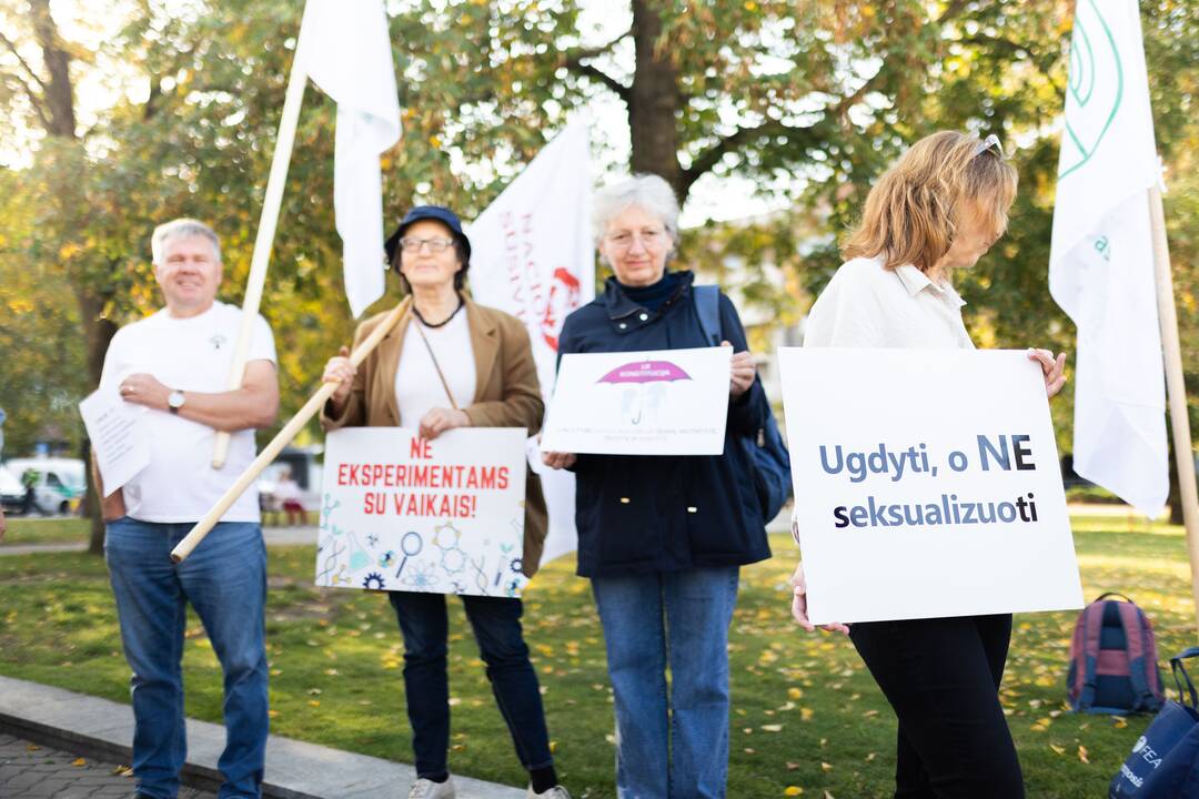 Protestas „Stabdykime gyvenimo įgūdžių ugdymo programą: NE ideologijai švietime!“