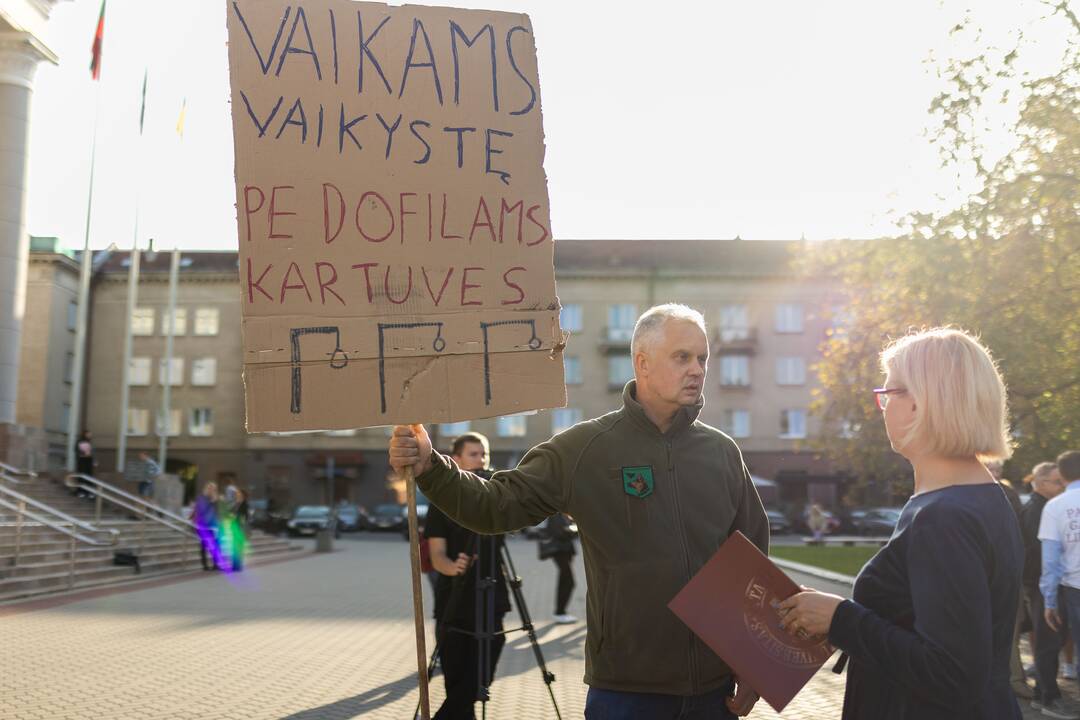 Protestas „Stabdykime gyvenimo įgūdžių ugdymo programą: NE ideologijai švietime!“