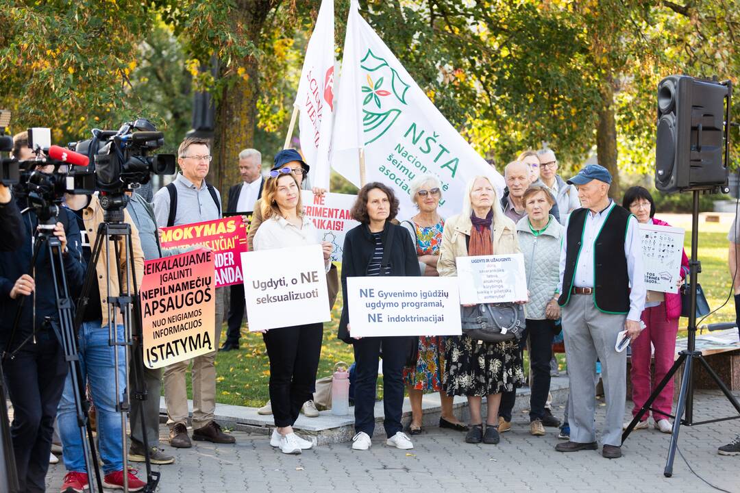 Protestas „Stabdykime gyvenimo įgūdžių ugdymo programą: NE ideologijai švietime!“