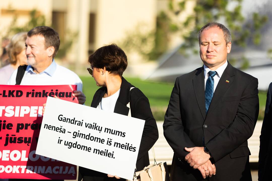Protestas „Stabdykime gyvenimo įgūdžių ugdymo programą: NE ideologijai švietime!“