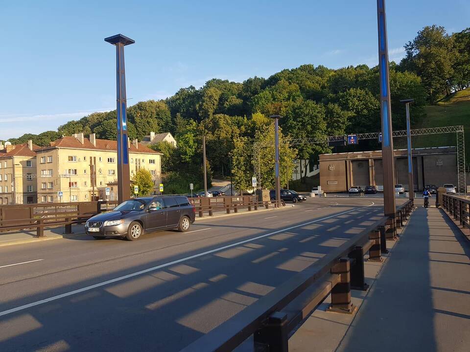 Aleksoto tiltu jau rieda automobiliai