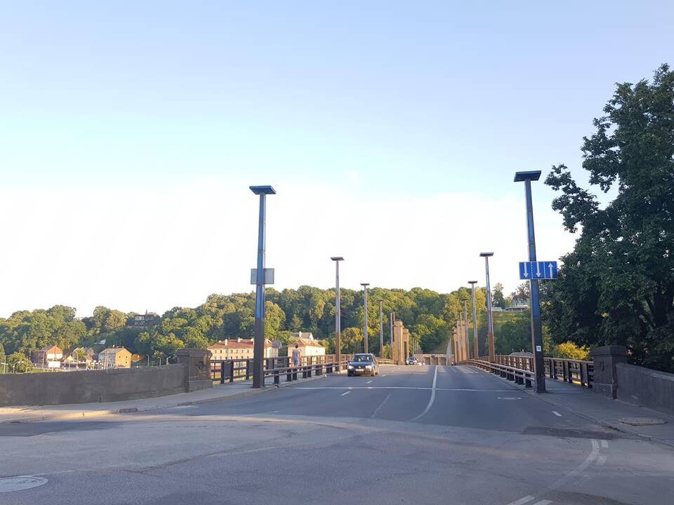 Aleksoto tiltu jau rieda automobiliai