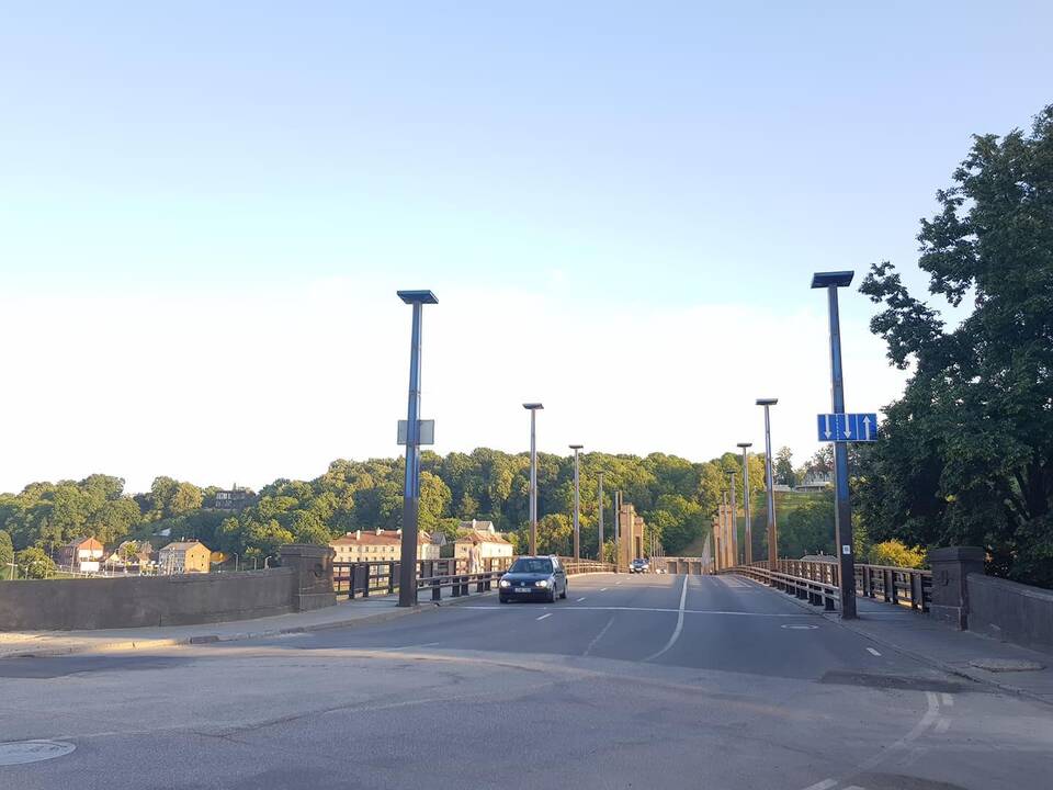 Aleksoto tiltu jau rieda automobiliai