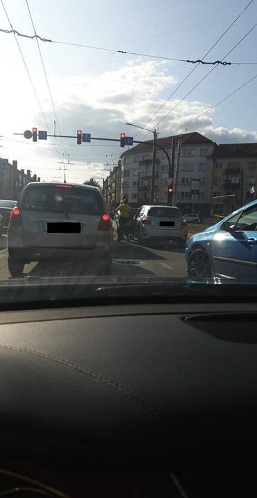 „Aklųjų“ sankryžoje – dviejų automobilių avarija