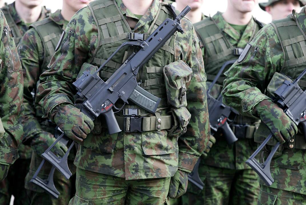 Verslo organizacijos ragina KAM pradėti diskusijas dėl privalomos moterų karo tarnybos