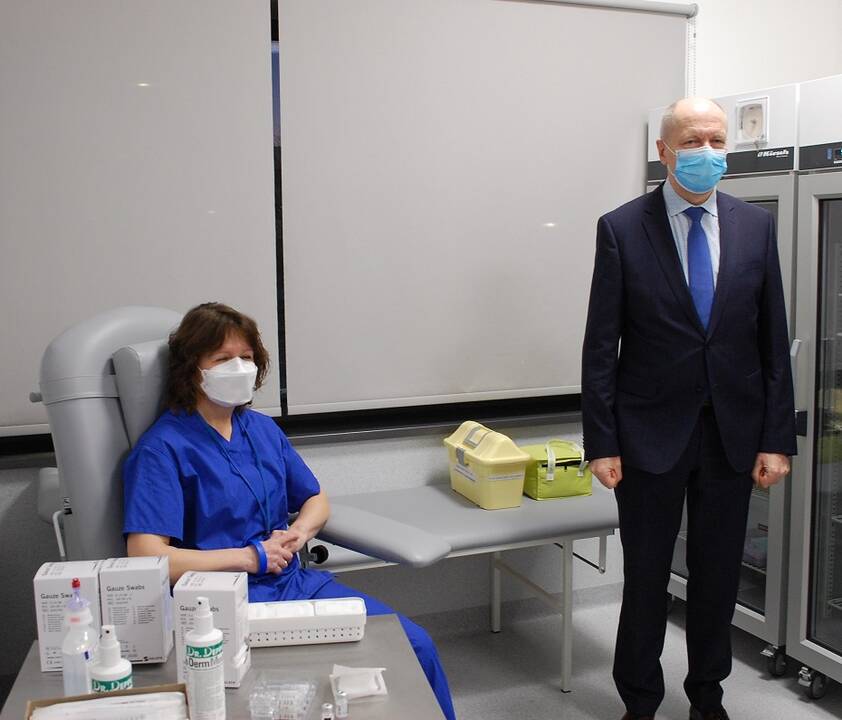 Santaros klinikose nuo COVID-19 infekcijos paskiepyta pirmoji medicinos darbuotoja