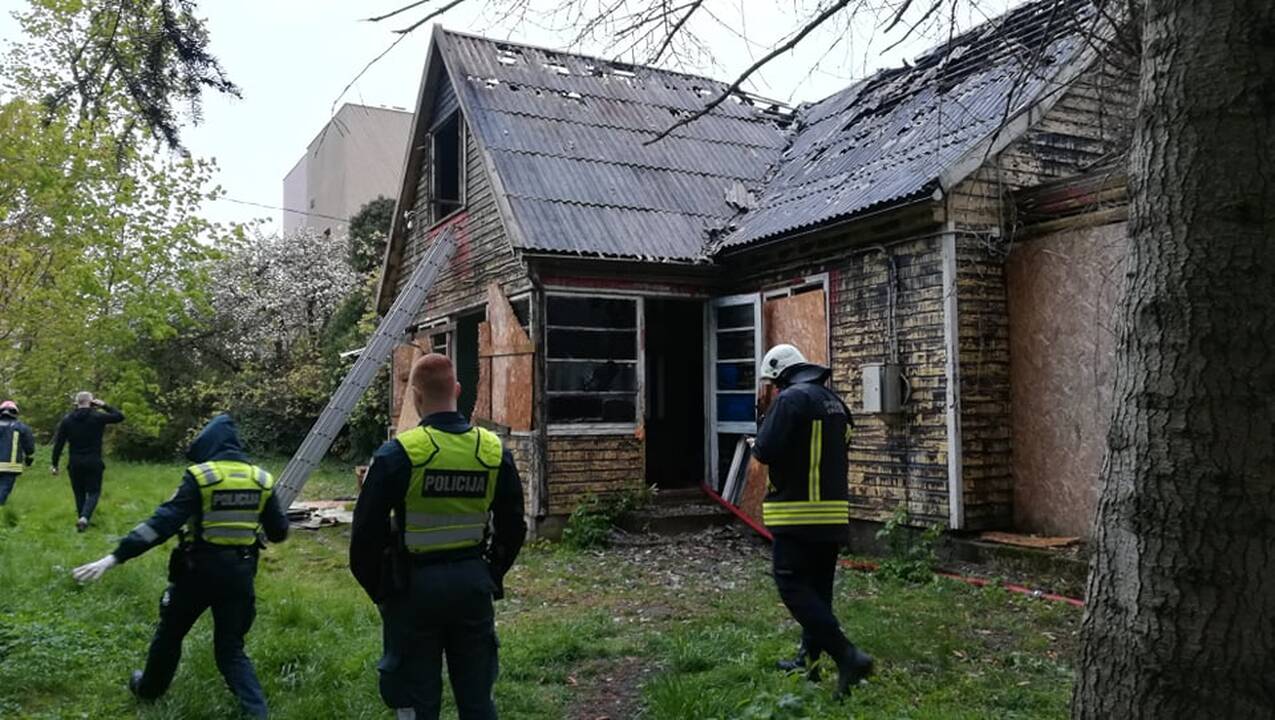 Palangos centre degė namas