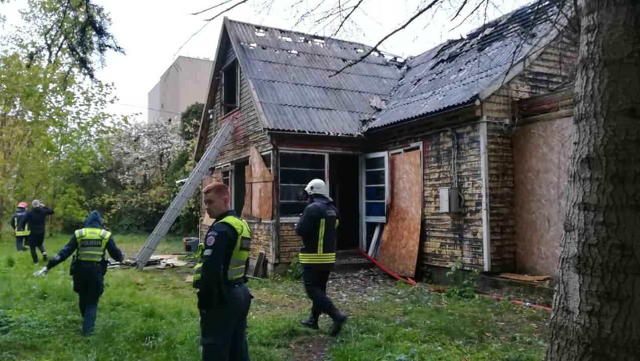 Palangos centre degė namas