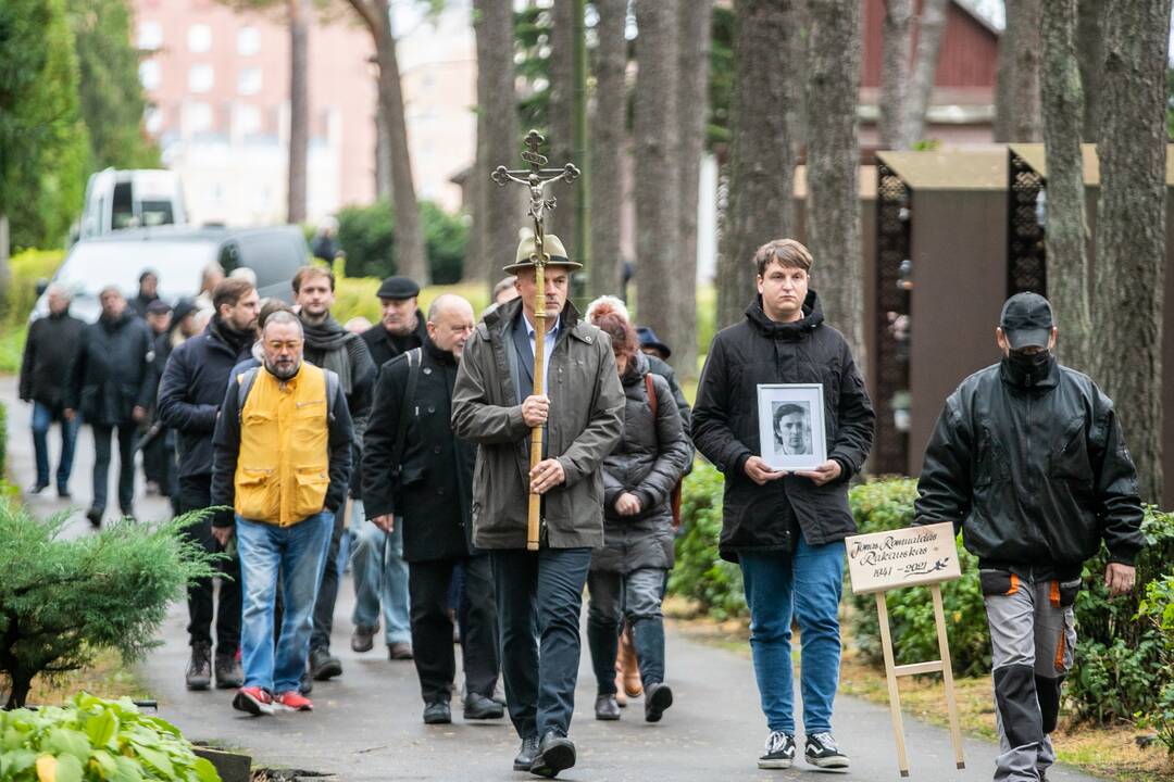 Fotomenininko R. Rakausko laidotuvės