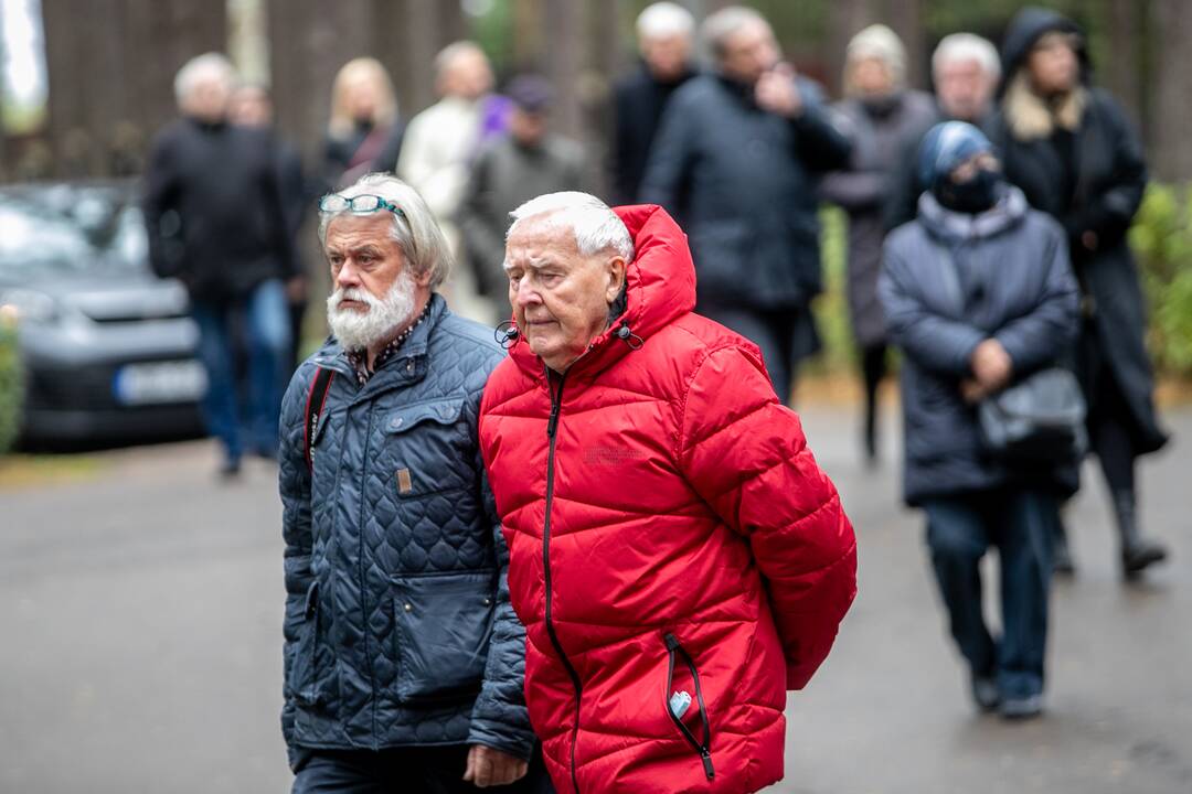 Fotomenininko R. Rakausko laidotuvės