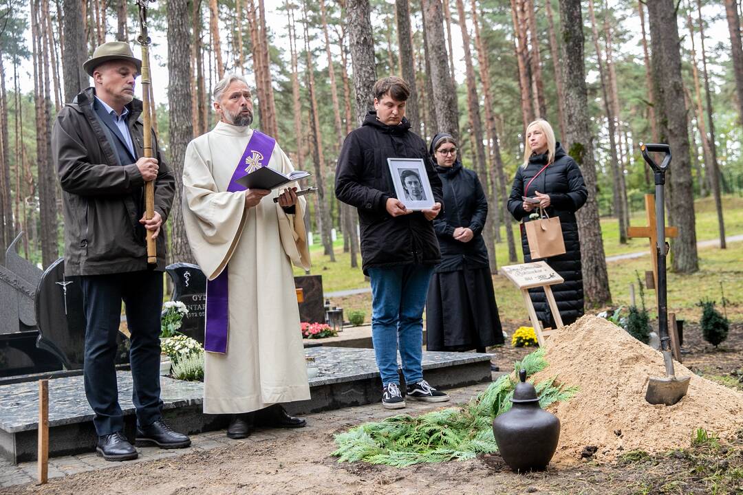 Fotomenininko R. Rakausko laidotuvės