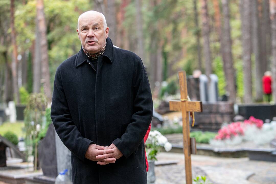 Fotomenininko R. Rakausko laidotuvės