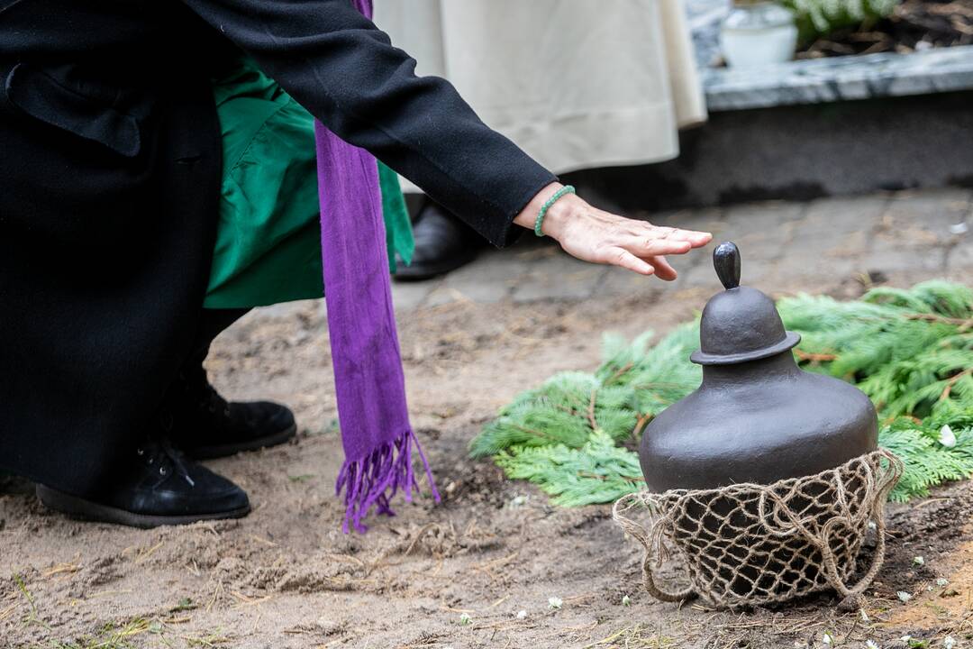 Fotomenininko R. Rakausko laidotuvės