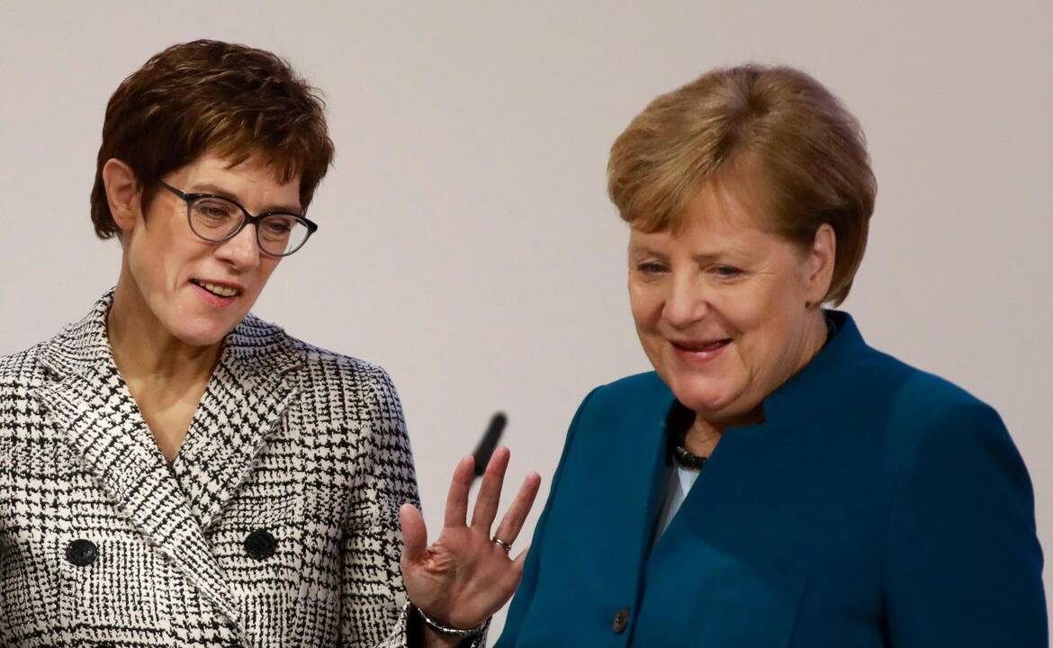 Annegret Kramp-Karrenbauer (kairėje) ir Angela Merkel