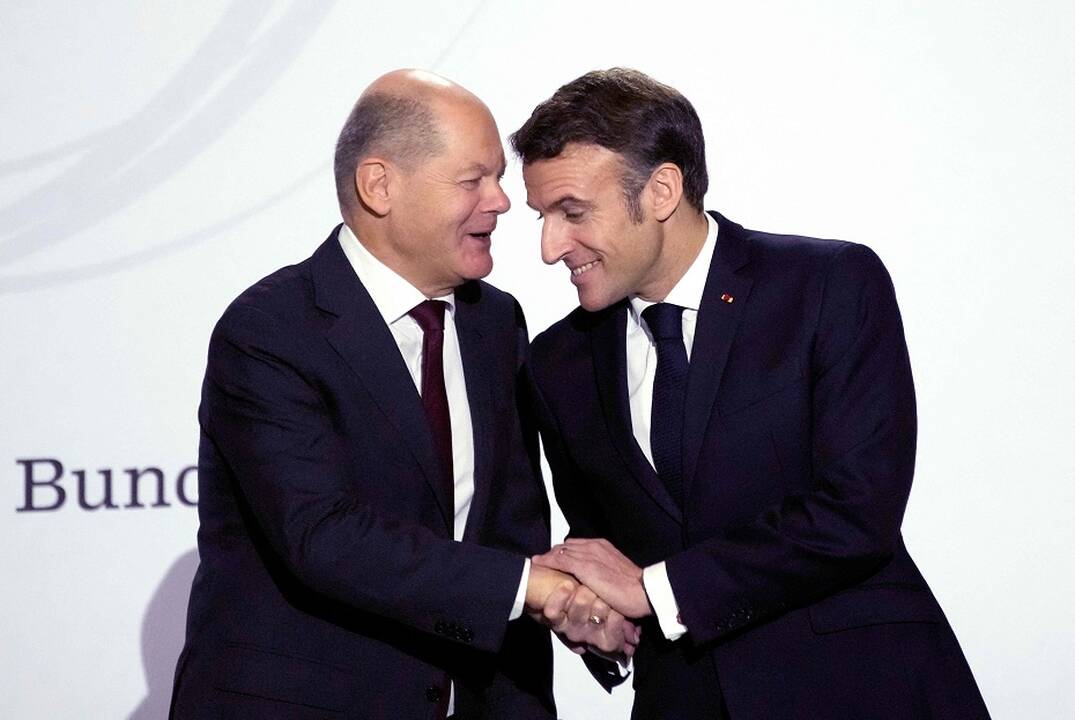 Olafas Scholzas (kairėje) ir Emmanuelis Macronas.