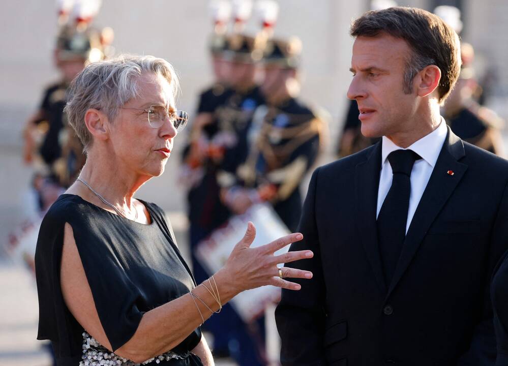 E. Macronas po pensijų krizės ir riaušių premjerę palieka poste: atkūrė ramybę?