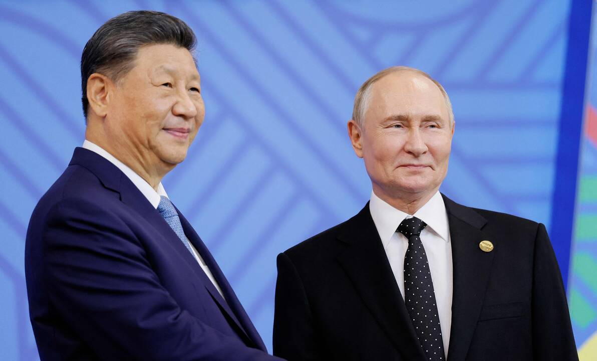 Xi Jinpingas (kairėje) ir Vladimiras Putinas.