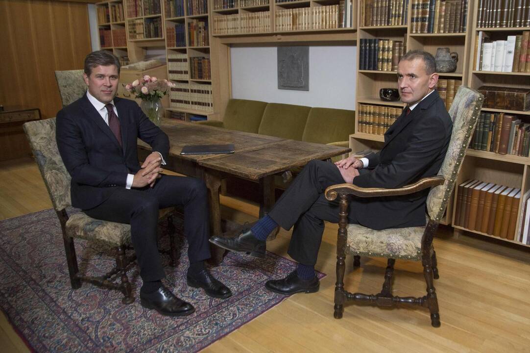 Prezidentas Gudni Th. Johannessonas (dešinėje) ir ministras pirmininkas Bjarni Benediktsson 