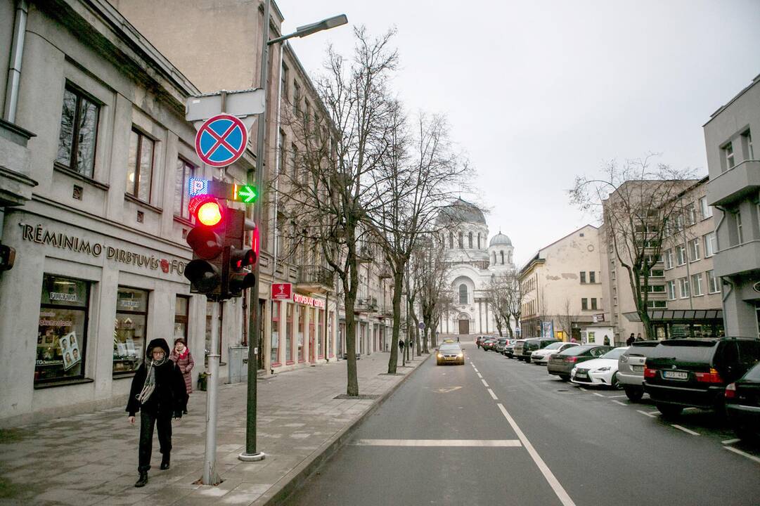 Patogu: Gedimino gatvėje, įvažiavus iš Donelaičio arba Kęstučio gatvių, sumontuotos švieslentės, kuriose matoma kiek yra laisvų vietų parkavimo zonoje.