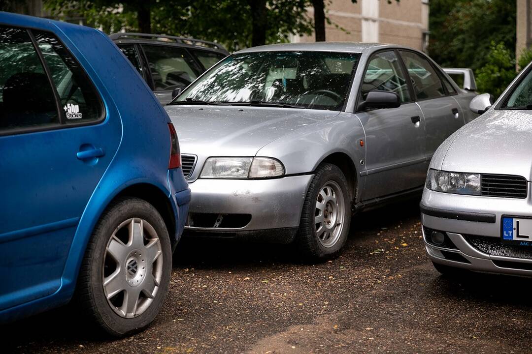 Siūlo baudas už privačioje vietoje pastatytą automobilį: tektų pakloti ir kelis šimtus eurų