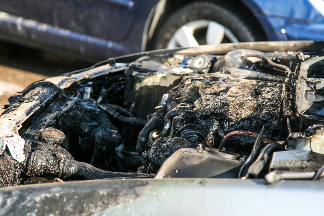 Pleškėjo automobiliai: įtaria padegimą