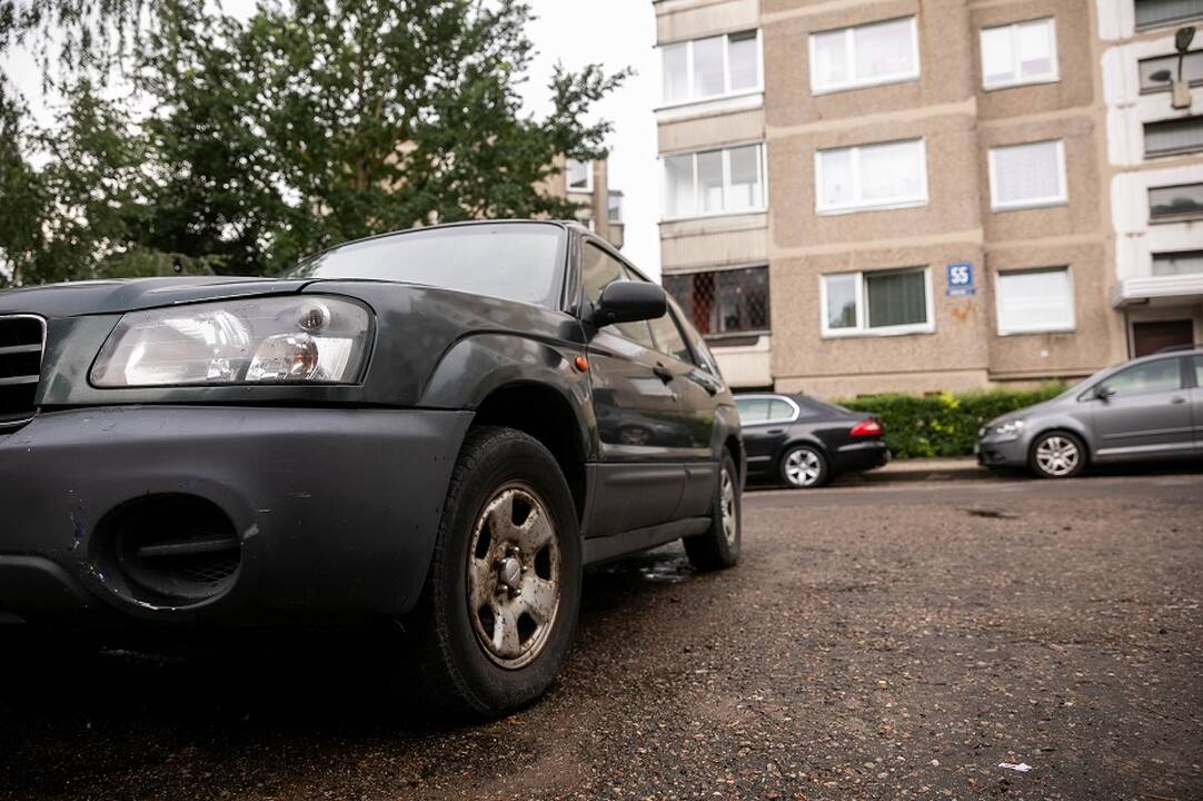 Automobilių stovėjimo problemos šalia daugiabučių: ekspertai mato naujų sprendimo būdų