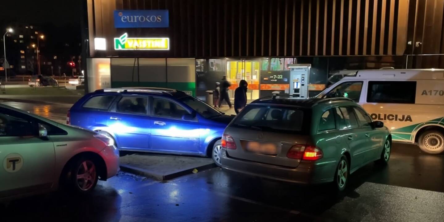 Iš girto vairuotojo taksistas atėmė raktelius: automobilyje buvo ir ketverių vaikas