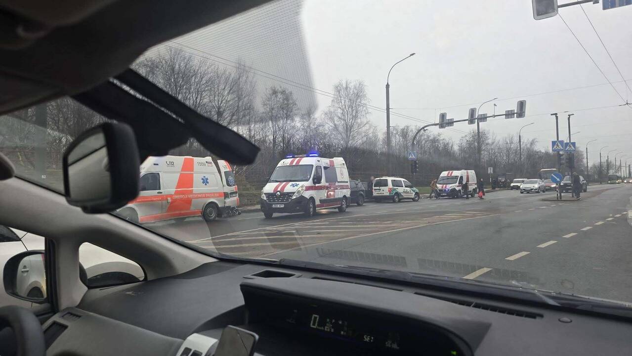 Išlėkė į priešpriešinę eismo juostą: sužeisti trys žmonės, vienas jų – pėsčiasis