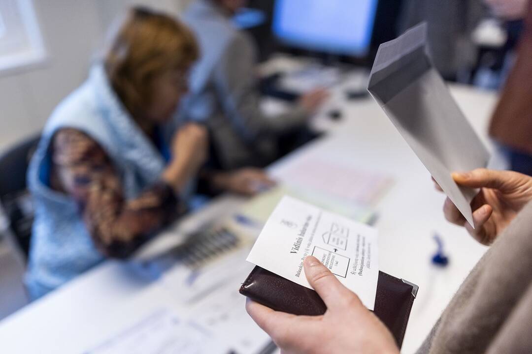 Lietuvoje tęsiamas balsavimas iš anksto renkant prezidentą, pilietybės referendume