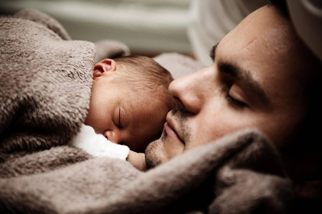Siūloma, kad tėvo atostogas gimus vaikui būtų galima imti iki jam sukaks metai