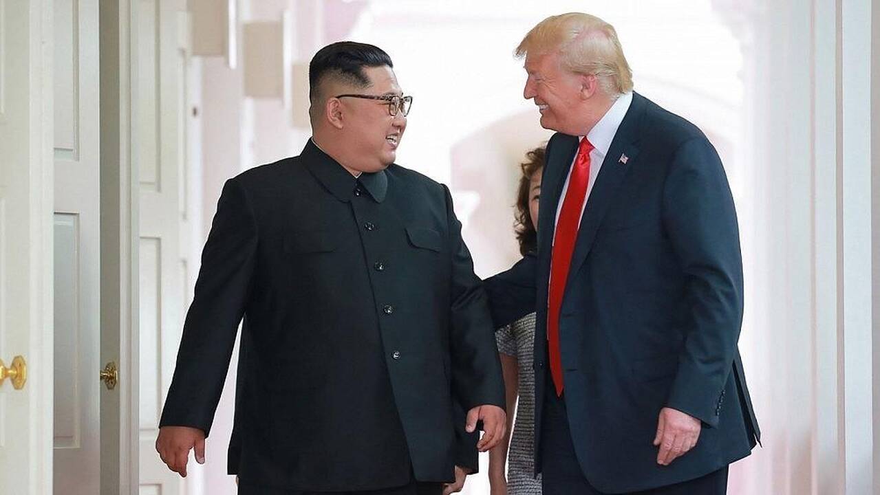 Kim Jong Unas (kairėje) ir Donaldas Trumpas