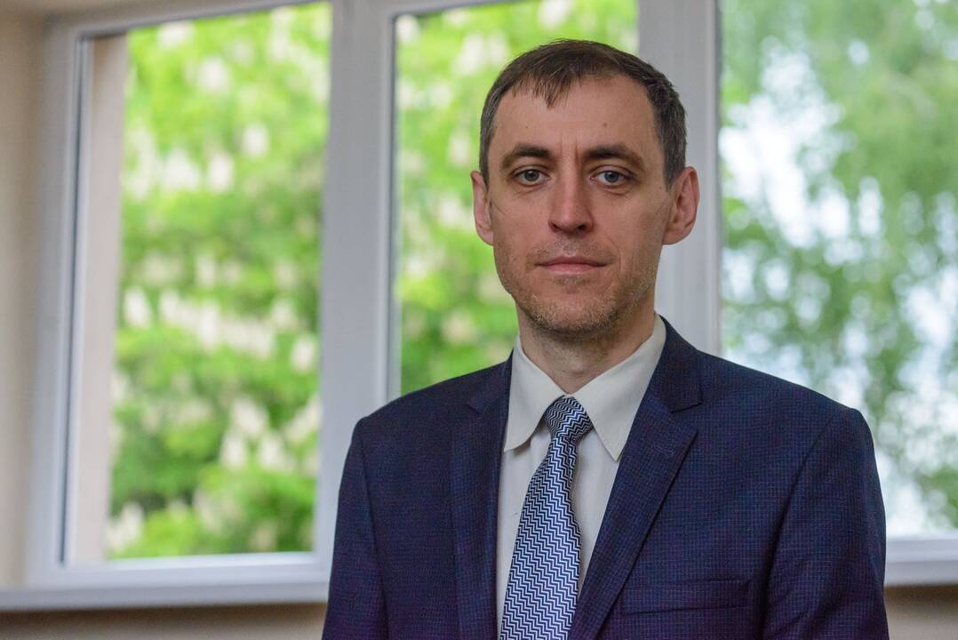 Skirtumas: reikia atskirti karo aukų kapus, nes esame civilizuoti ir nekovojame su mirusiaisiais, kad ir kas jie buvo. Bet ar reikia, kad ant jų amžinojo poilsio vietų stovėtų paminklai su aiškiais totalitarinės valstybės ženklais?