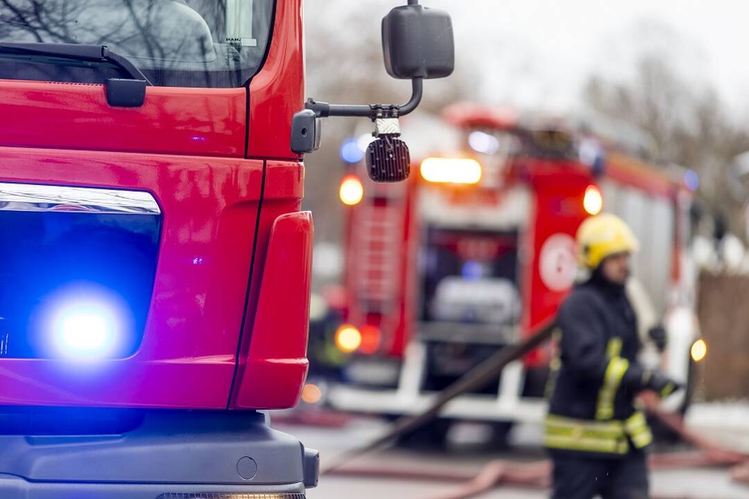 Sostinėje atvira liepsna degė statomas namas