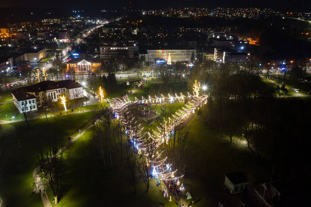 Jonaviečiai miesto eglę pasiekia magišku Kalėdų tiltu