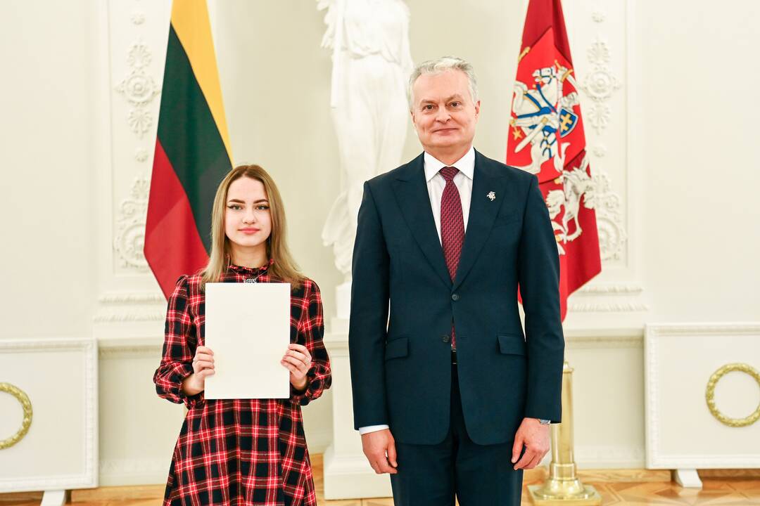 Prezidentas apdovanojo Konstitucijos egzamino nugalėtojus
