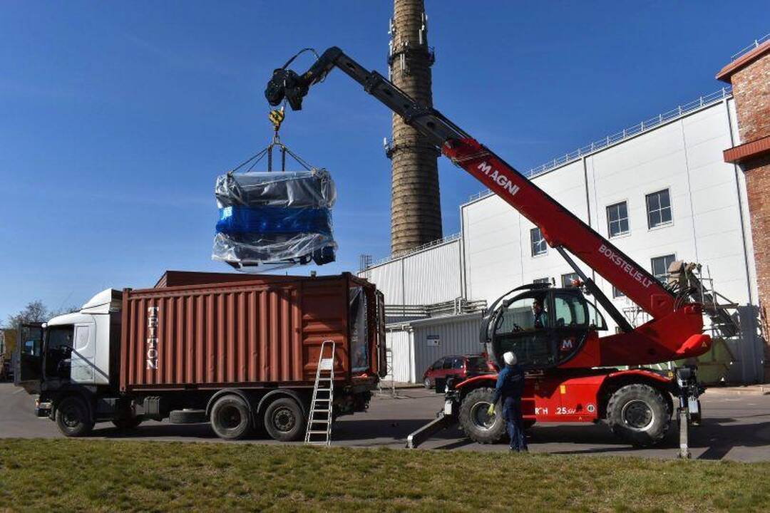 Absorbcinis šilumos siurblys iškraunamas AB "Kauno energija" "Inkaro" katilinėje.