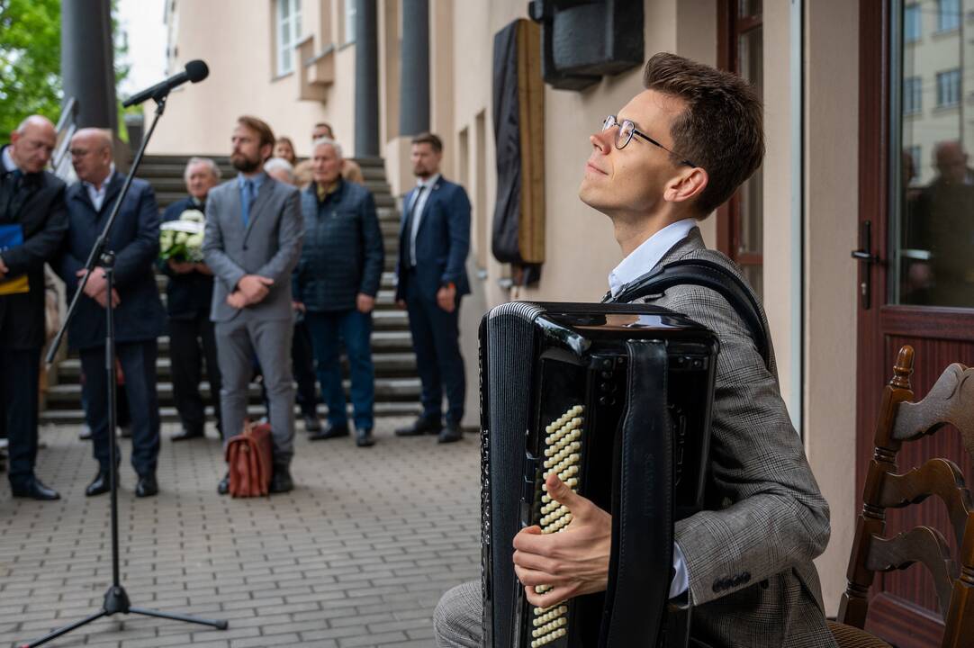 Prie V. Staniulio knygyno atidengta atminimo lenta