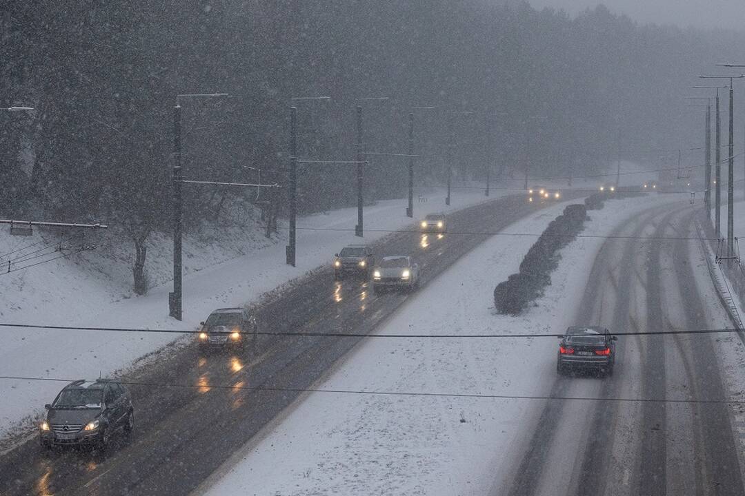 Eismo sąlygas sunkina mišrūs krituliai, naktį formuosis plikledis