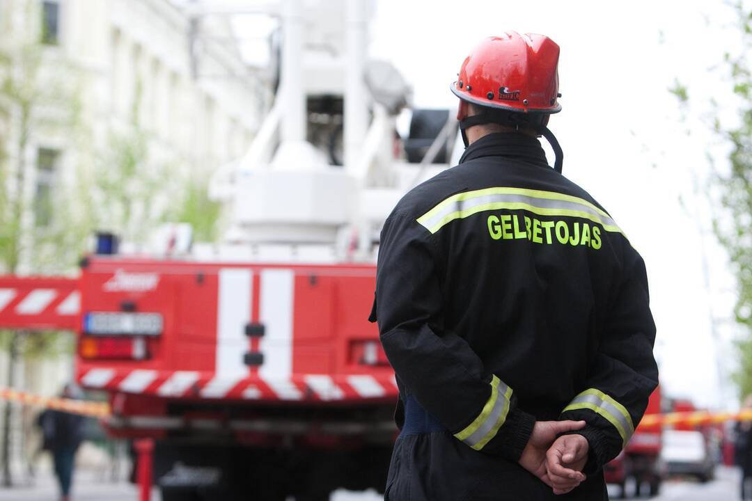 Šilainių detektyvas: policija, kvietusi ugniagesius, sankcijų nesiims, o apkvailintas darbdavys?