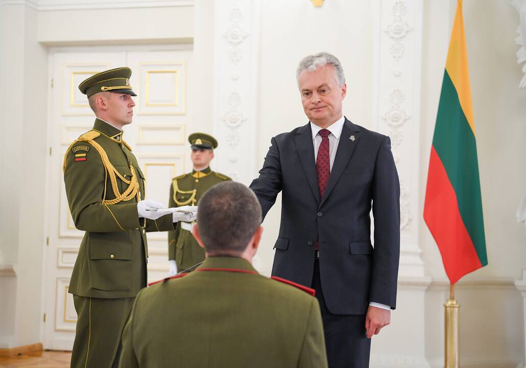 R. Baltrėnui ir M. Steponavičiui užsegti generolų antpečiai