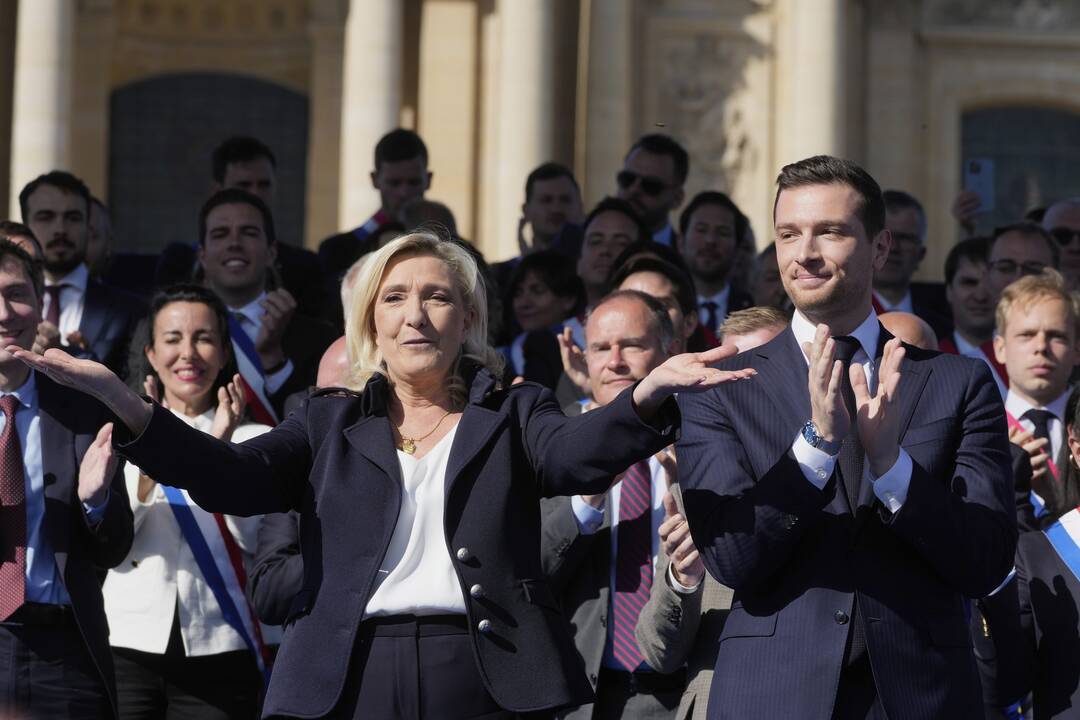 Marine Le Pen mitinge smerkia „raganų medžioklę“ ir žada nepasiduoti 