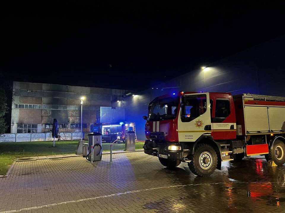 Pranešta apie Europos prospekte degantį angarą