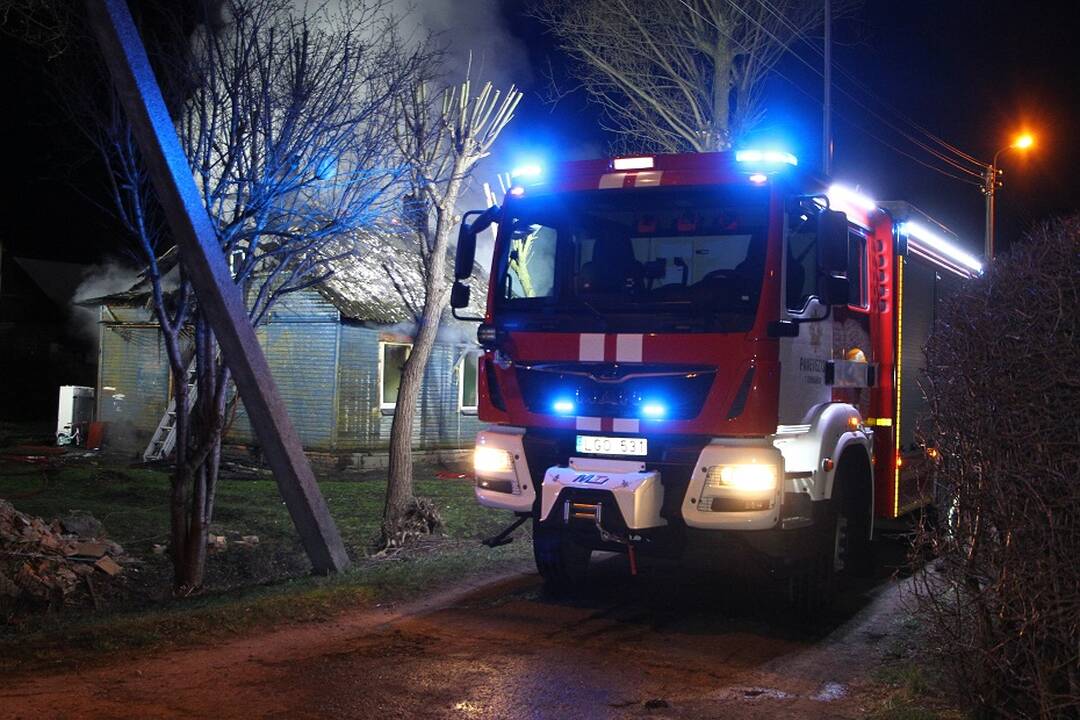 Naujųjų Metų naktį įsiplieskė gaisrai – dega namai, konteineriai, automobiliai