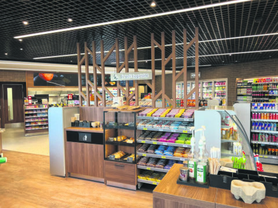 Jauki prekybos erdvė kiekvieną klientą pasitinka prekių įvairove, kvapnios kavos ir šviežiai keptų kruasanų aromatais. 