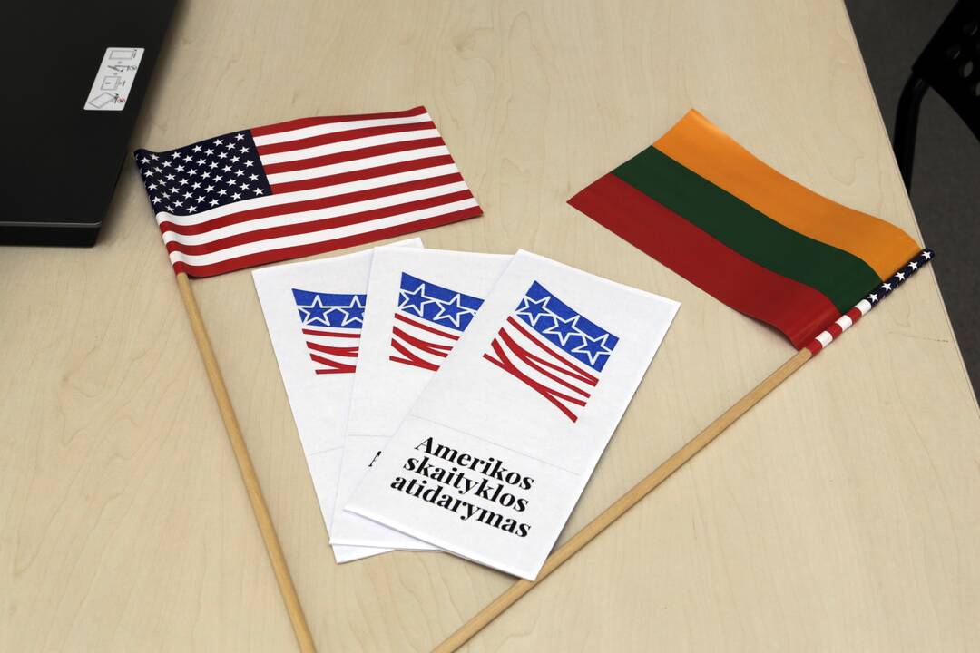 Proga: jau mėnesį veikiančioje Amerikos skaitykloje, kurią atidarė JAV ambasadoriaus Lietuvoje pavaduotojas Tamiras Waseris ir I.Simonaitytės bibliotekos direktorė L.Juchnevič, vakar buvo paminėta ir JAV nepriklausomybės diena.