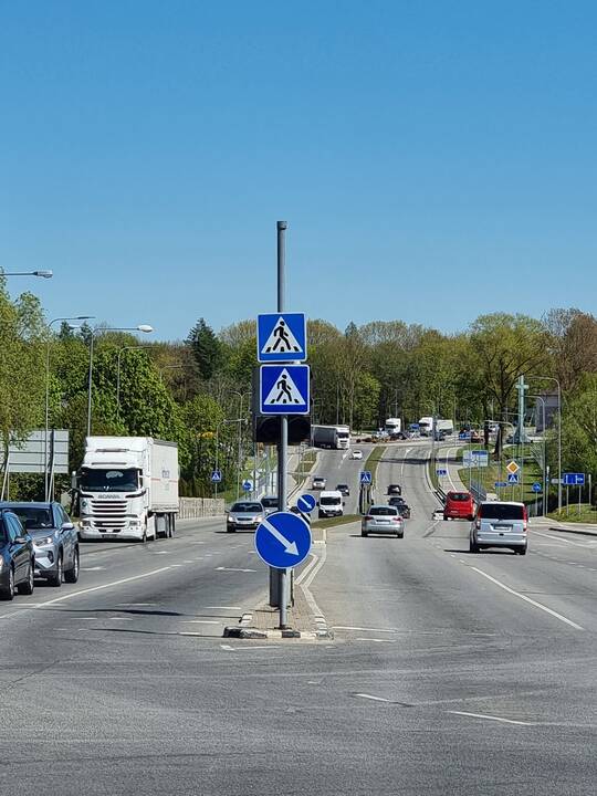 Patvarkė: žemaičiai – žmonės su fantazija. Kretingos kelininkai sankryžoje pritvirtino du tokius pat kelio ženklus, kad ir aklam būtų aišku, jog čia – perėja.
