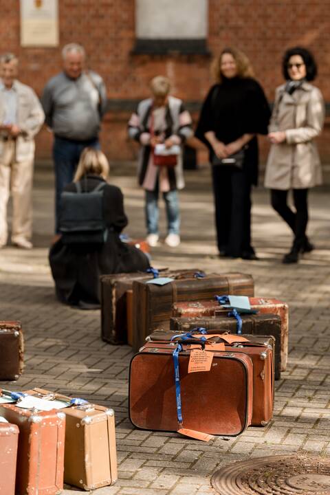 Potyris: ekskursijos "Migrantas" organizatoriai dalyviams įteikia senus lagaminus. Visos ekskursijos metu lagaminas būna it našta, primenanti apie migrantų paliktus namus ir išsaugotą turtą – prisiminimus.