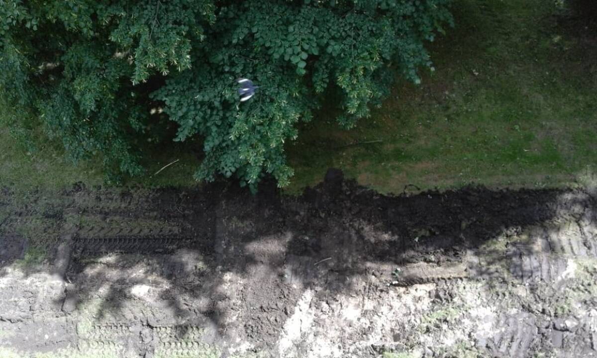 Priekaištai: Debreceno gatvėje gyvenantys klaipėdiečiai pašiurpo dėl statybininkų darbo kultūros – sunkiasvorė technika išvertė apšvietimo stulpą, išvažinėjo naujai pasėtą veją.