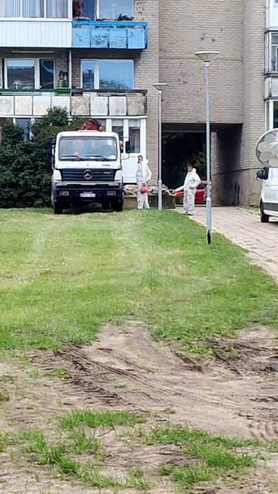 Priekaištai: Debreceno gatvėje gyvenantys klaipėdiečiai pašiurpo dėl statybininkų darbo kultūros – sunkiasvorė technika išvertė apšvietimo stulpą, išvažinėjo naujai pasėtą veją.